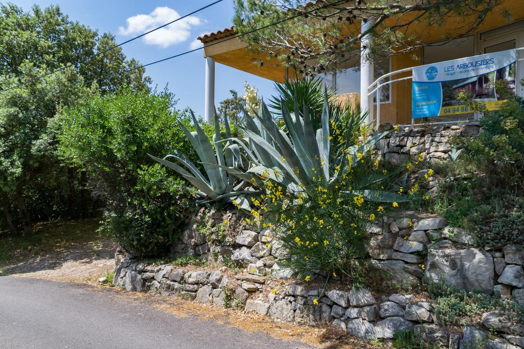 Les Arbousiers Hôtel&Village Vacances La Roquebrussanne Exterior foto